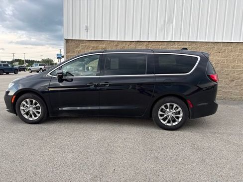 Used 2026 Chrysler Pacifica Limited FWD image 8