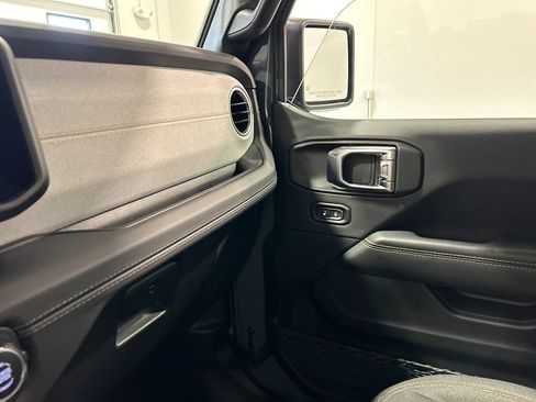Used 2025 Jeep Wrangler Unlimited Sahara AWD/4WD image 27