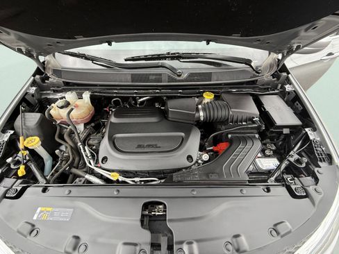 Used 2020 Chrysler Pacifica Touring-L FWD image 19