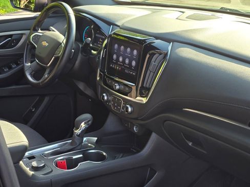 Certified 2022 Chevrolet Traverse LT FWD image 9