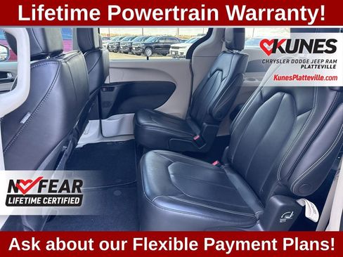 Used 2023 Chrysler Pacifica Touring-L image 21