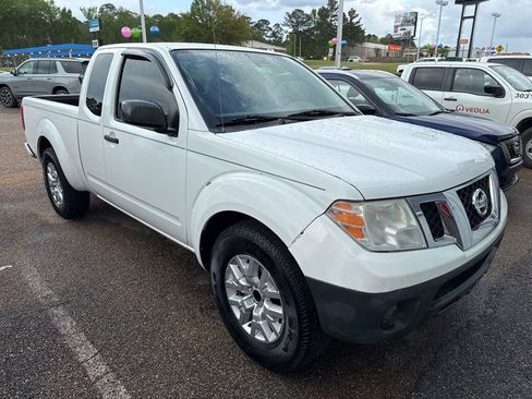 Used 2017 Nissan Frontier S image 2