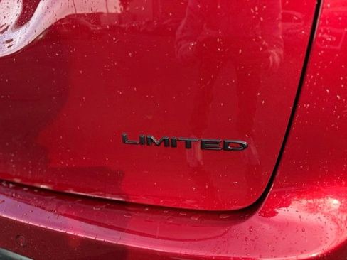 Certified 2025 Chrysler Pacifica Limited image 9