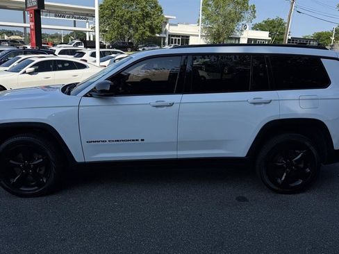 Used 2023 Jeep Grand Cherokee L Limited w/ Black Appearance Package AWD/4WD image 12