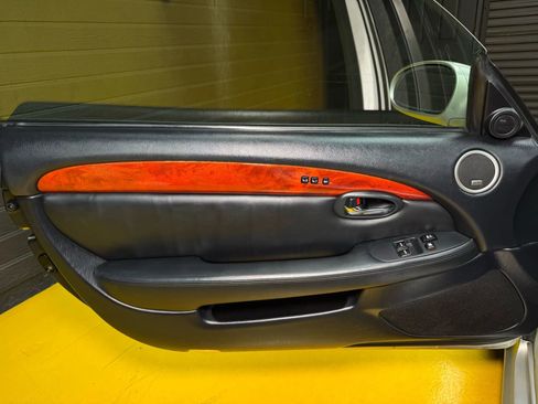 Used 2005 Lexus SC 430 Convertible image 24