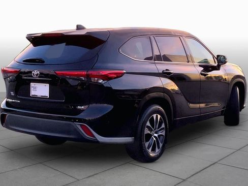 Used 2022 Toyota Highlander XLE FWD image 13