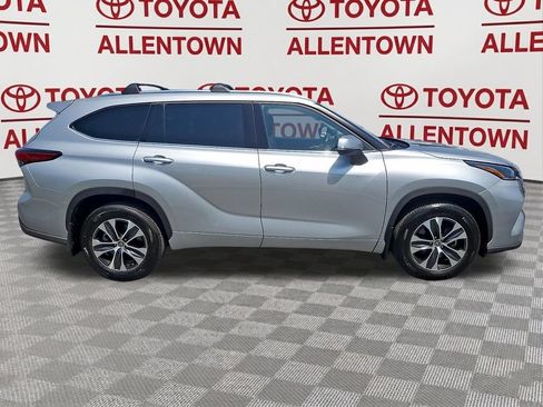 Used 2021 Toyota Highlander XLE AWD/4WD image 7