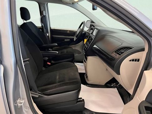 Used 2018 Dodge Grand Caravan SE w/ UConnect Hands-Free Group FWD image 11
