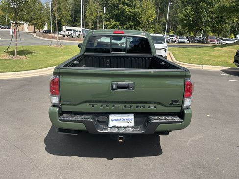 Used 2022 Toyota Tacoma TRD Sport w/ TRD Premium Sport Package AWD/4WD image 9