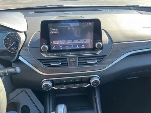 Used 2025 Nissan Altima 2.5 SV FWD image 18