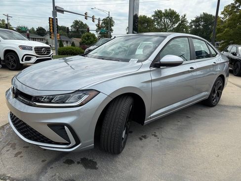 New 2025 Volkswagen Jetta SE image 3