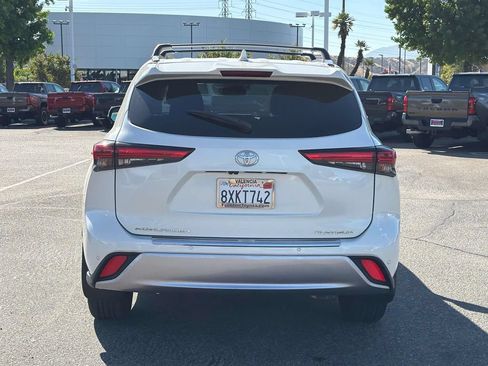 Used 2021 Toyota Highlander Platinum FWD image 4