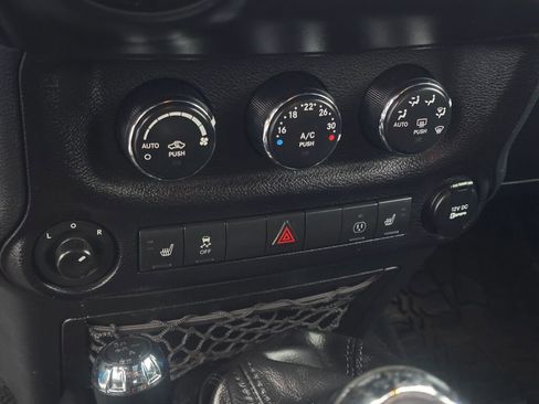 Used 2017 Jeep Wrangler Unlimited Sahara image 17