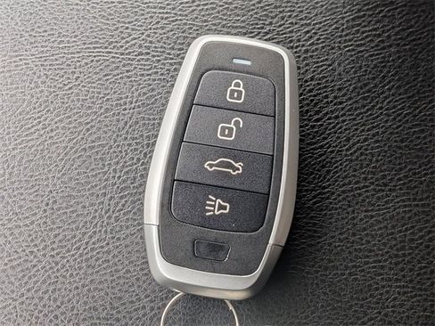 Used 2020 Nissan Pathfinder SV image 31