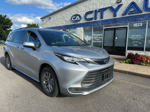 Used 2021 Toyota Sienna LE FWD image 2