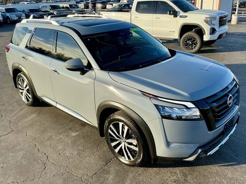 Used 2023 Nissan Pathfinder Platinum w/ Black Appearance Package image 10