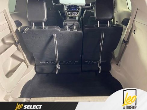Used 2023 Chrysler Pacifica Touring-L FWD image 28
