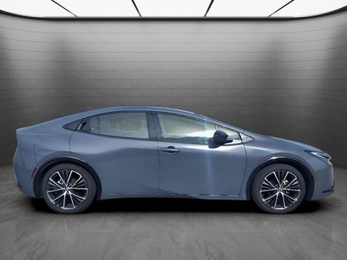 Used 2024 Toyota Prius XLE image 5