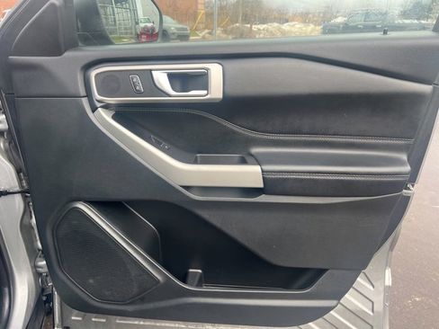 Used 2022 Ford Explorer XLT w/ Equipment Group 202A image 10