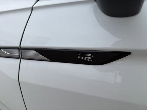 Used 2023 Volkswagen Tiguan SE R-Line image 40