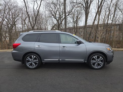 Used 2020 Nissan Pathfinder Platinum image 2