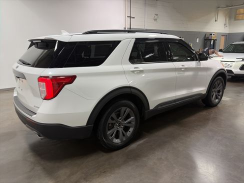 Used 2022 Ford Explorer XLT w/ Equipment Group 202A AWD/4WD image 6