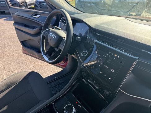 Used 2023 Jeep Grand Cherokee Laredo image 37