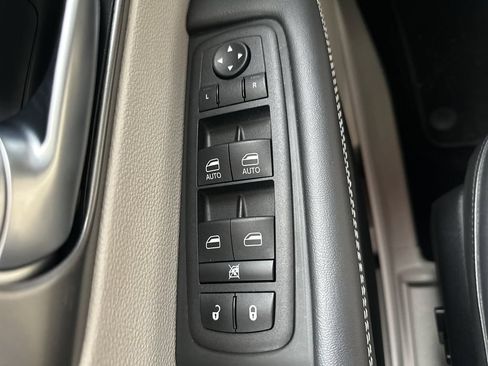 Used 2023 Chrysler Pacifica Touring-L FWD image 38