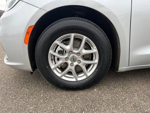 Used 2024 Chrysler Pacifica Touring-L image 39