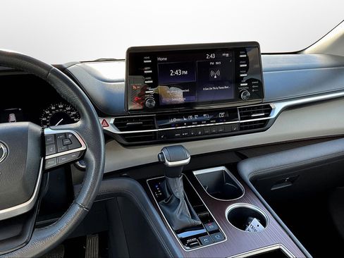 Used 2024 Toyota Sienna XLE image 6