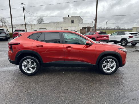 Used 2024 Chevrolet Trax LS w/ LS Convenience Package image 6