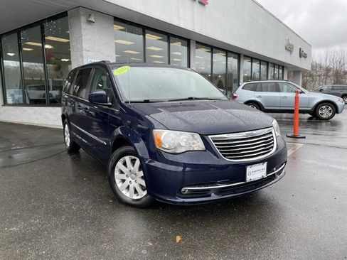 Used 2016 Chrysler Town & Country Touring image 3