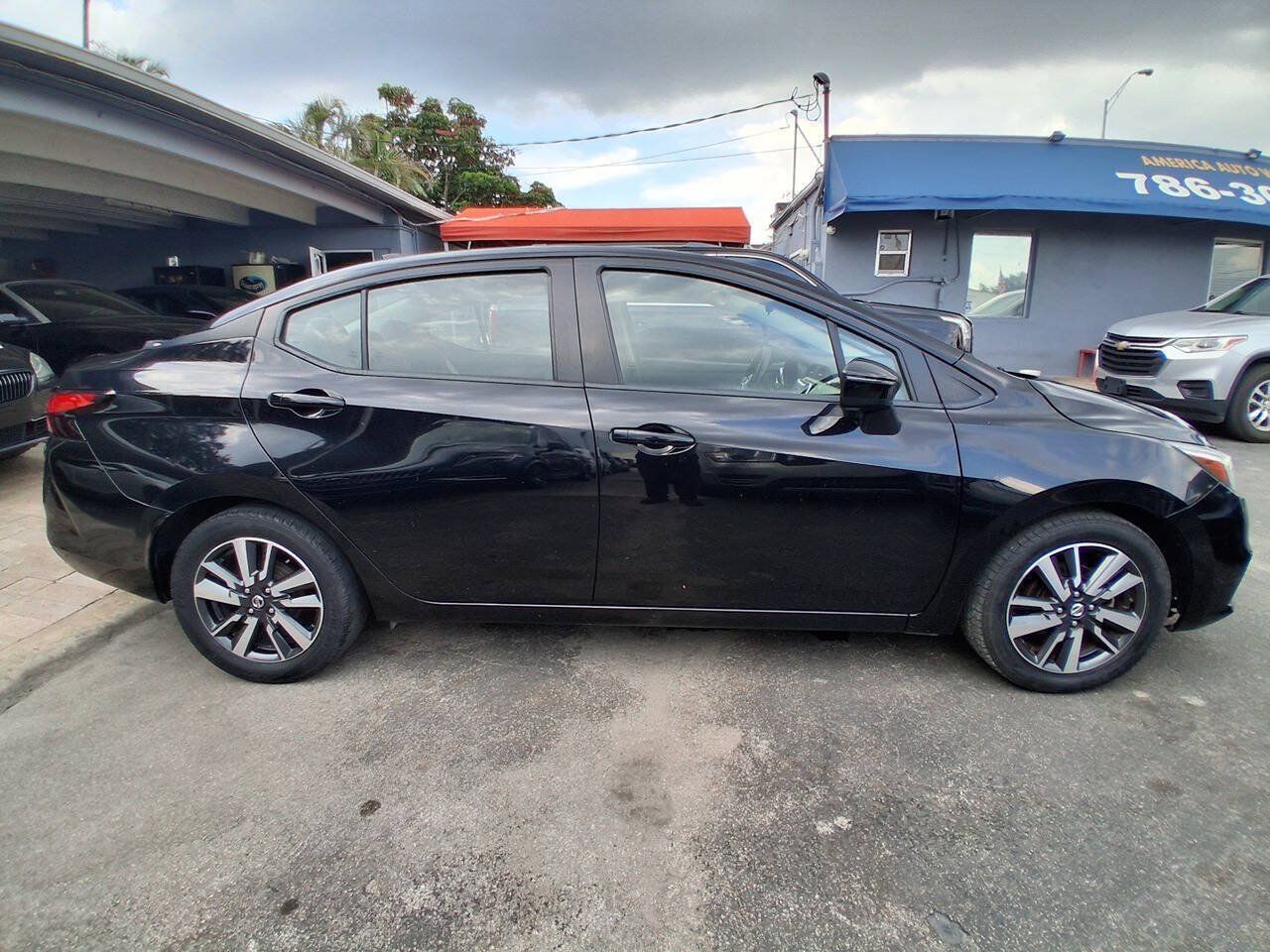 Used 2021 Nissan Versa SV FWD image 7