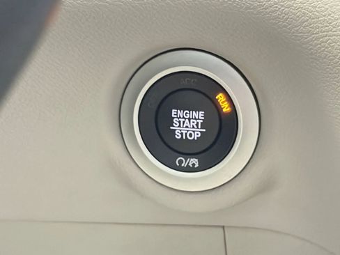 Used 2017 Chrysler Pacifica Touring-L FWD image 28