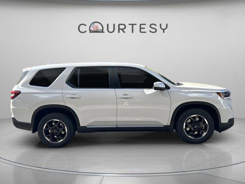 Used 2025 Honda Pilot EX-L image 8