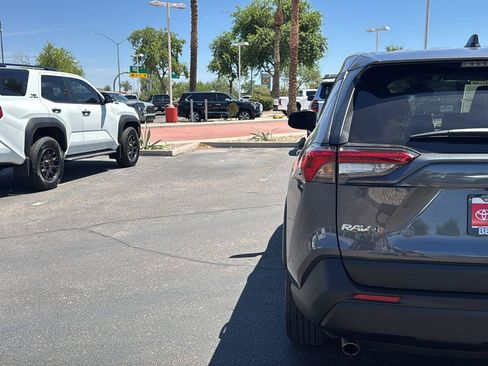 Used 2023 Toyota RAV4 LE AWD/4WD image 8