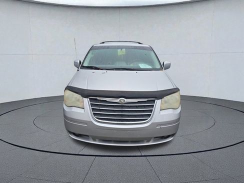 Used 2010 Chrysler Town & Country Touring image 6