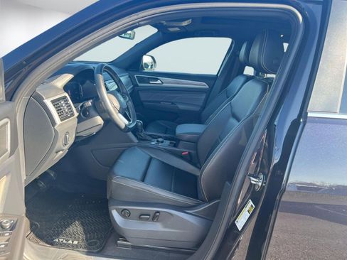 Certified 2023 Volkswagen Atlas Cross Sport SE w/ Panoramic Sunroof Package image 4