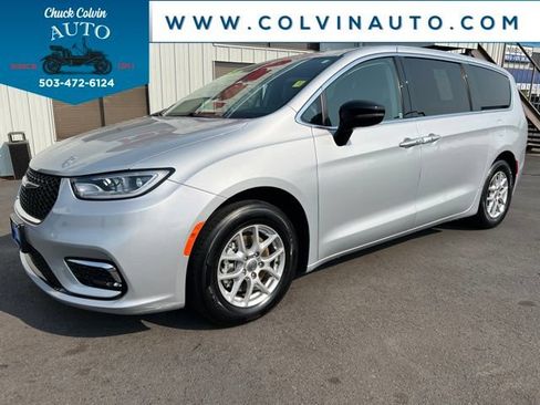 Used 2024 Chrysler Pacifica Touring-L FWD image 3