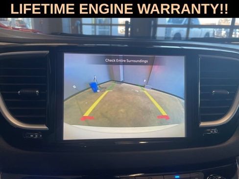 Used 2024 Chrysler Pacifica Touring-L FWD image 22