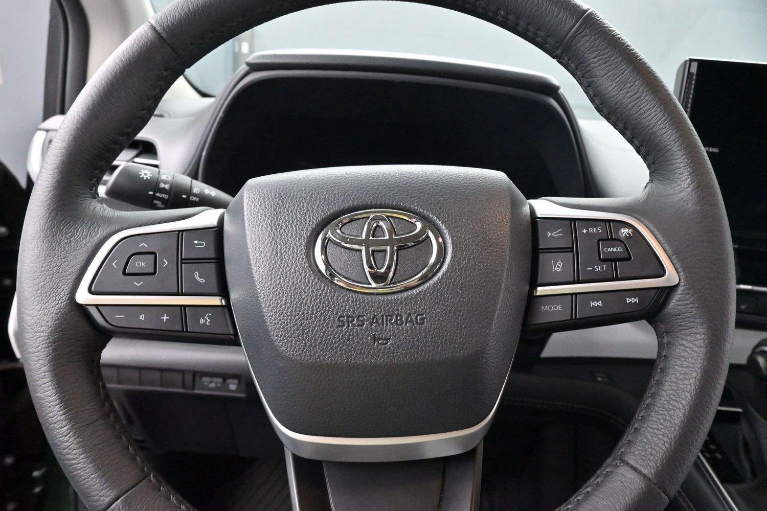 Used 2025 Toyota Sienna XLE FWD image 17