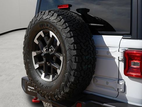 Used 2025 Jeep Wrangler Unlimited Rubicon image 37