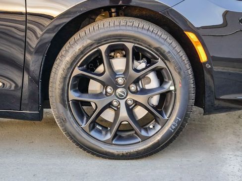 New 2026 Chrysler Pacifica Select w/ S Appearance Package image 11