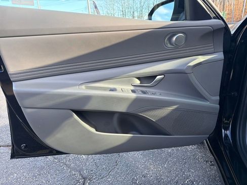 Used 2025 Hyundai Elantra SEL image 11