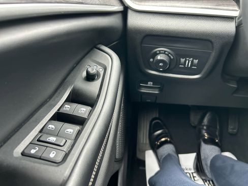 Used 2023 Jeep Grand Cherokee Limited w/ Black Appearance Package image 25