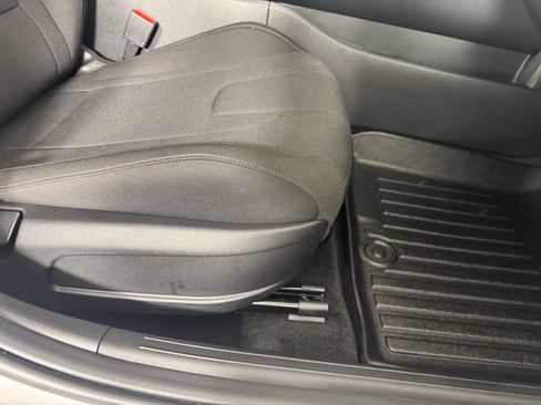 Used 2025 Hyundai Elantra SE FWD image 36