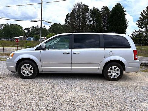 Used 2009 Chrysler Town & Country Touring FWD image 10