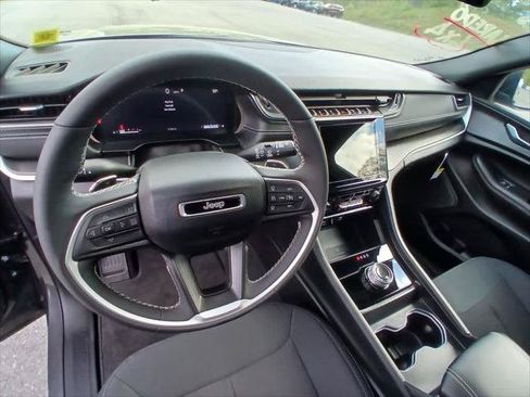 Certified 2025 Jeep Grand Cherokee L Laredo w/ Luxury Tech Group I AWD/4WD image 11