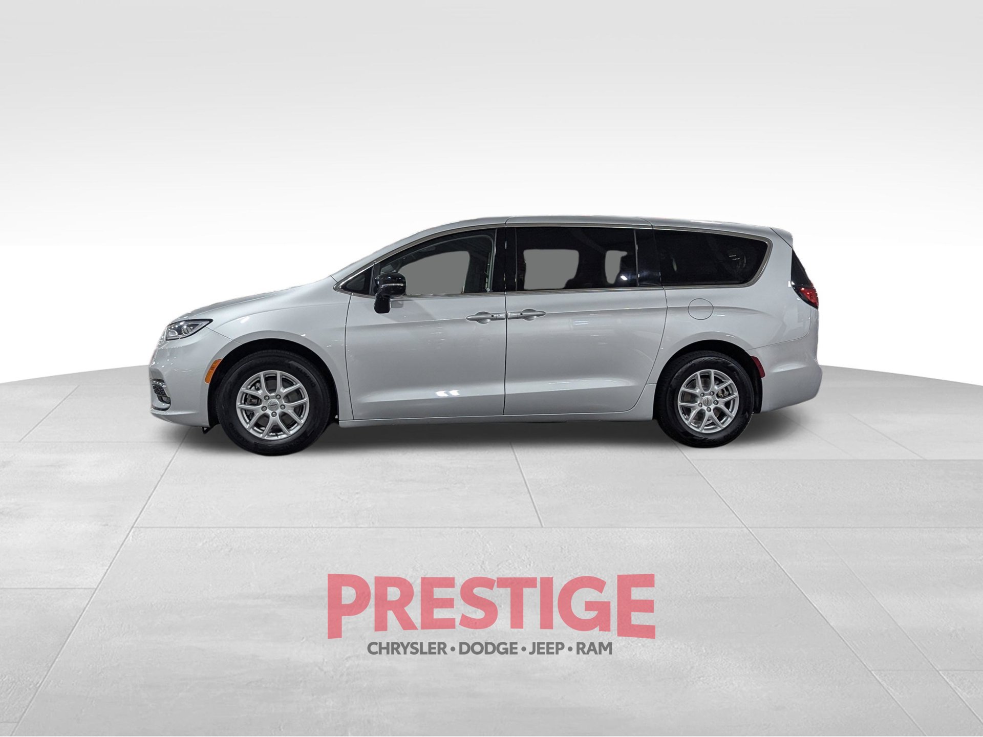 Used 2024 Chrysler Pacifica Touring-L FWD image 11