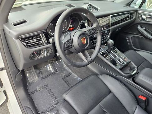 Used 2025 Porsche Macan image 4